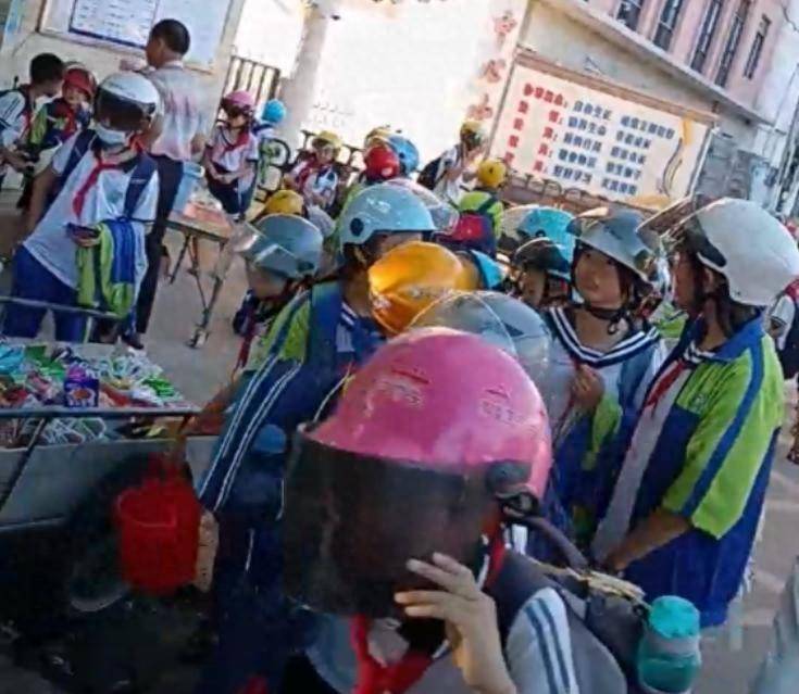怎么看待湛江一小学要求学生“戴头盔上下学”的荒诞做法？