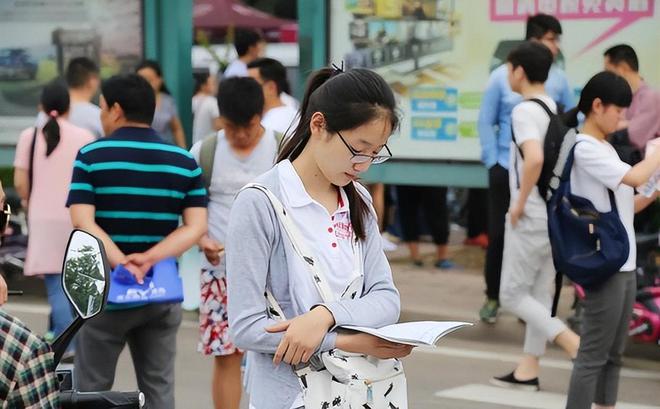 2024年全国高考报名人数为1353万复读生413万双双创新高