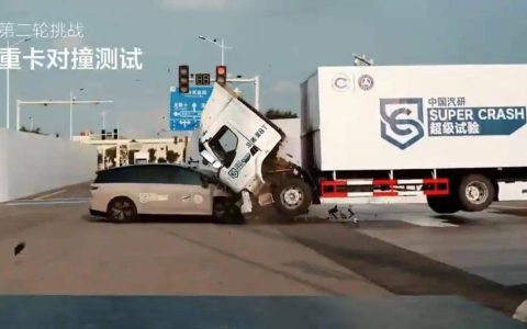 如何从物理学角度看待理想i8撞飞乘龙重卡这件事儿