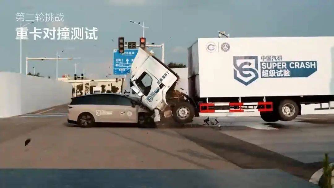 如何从物理学角度看待理想i8撞飞乘龙重卡这件事儿