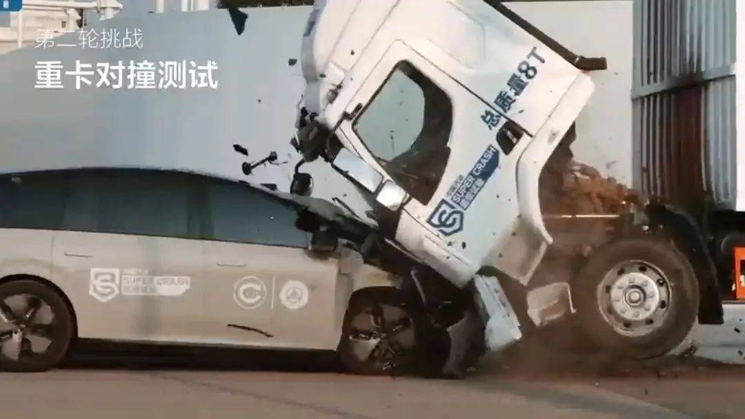 如何从物理学角度看待理想i8撞飞乘龙重卡这件事儿